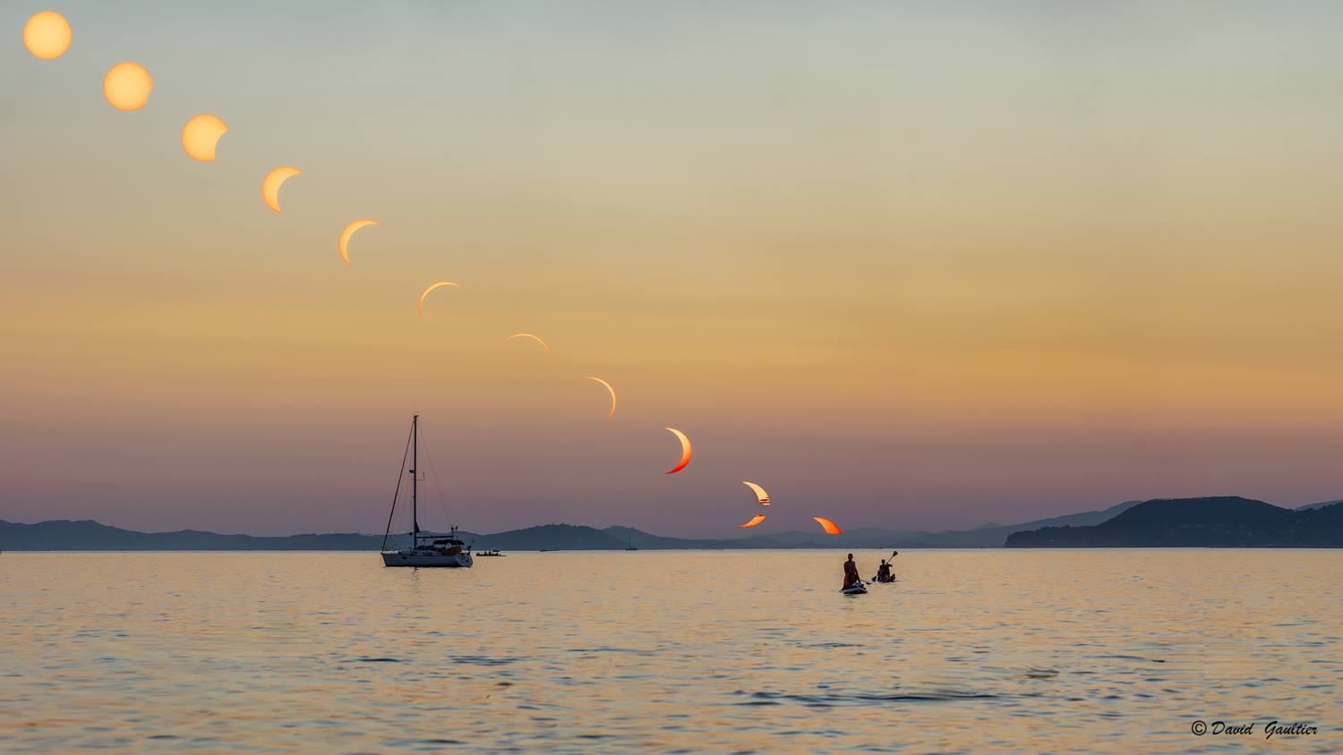 Composite de l'éclipse solaire partielle du 12 août 2026 au-dessus de la rade d'Hyères — David Gaultier